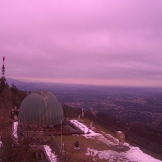 Alba rosata sui cieli di Varese, la foto è uno spettacolo: «E' l'effetto della polvere del Sahara»