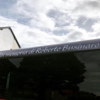 La dedica al volontario sul mezzo della Protezione Civile (altre immagini in fondo all'articolo)