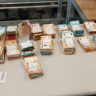Malpensa, nel sacco di farina di un passeggero spuntano mazzette di soldi per 139mila euro