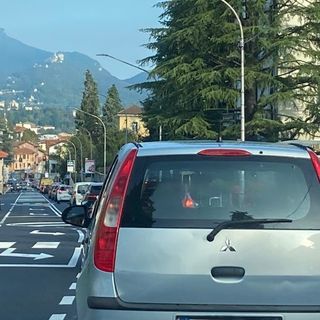 Tutti in coda in viale Borri. Serve anche mezz'ora per raggiungere il centro Tutti in coda in viale Borri. Serve anche mezz'ora per raggiungere il centro