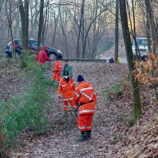 Volontari al lavoro per ripulire Pianbosco: smantellati anche i resti dei bivacchi degli spacciatori
