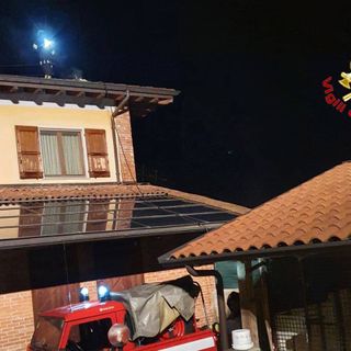 Canna fumaria in fiamme: vigili del fuoco in azione a Travedona Monate