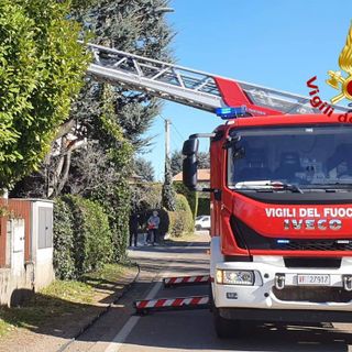 Tetto in fiamme a Carnago, intervengono i vigili del fuoco