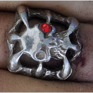 L'anello che l'uomo portava al dito: uno dei particolari diffusi dalla Mobile per arrivare all'identificazione del cadavere