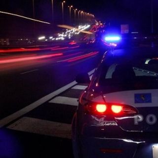 Diciassettenne vede la polizia e scappa: gli agenti lo trovano con l'hashish