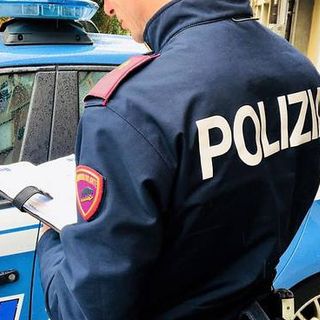 Derubano anziani portando via soldi e gioielli. Due truffatori presi dalla Volante della polizia