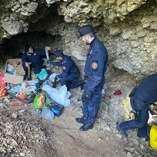 Nei bivacchi nei boschi utilizzati dagli spacciatori i carabinieri hanno trovato tutto l'occorrente per sopravvivere: anche un machete