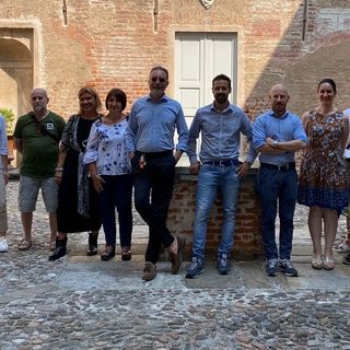 Il sindaco Marco Baroffio con l'assessore Giuseppe Palomba e alcuni commercianti di Fagnano