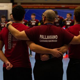 Nella foto di Davide Bianchi, da sinistra Sasa Milanovic (viceallenatore maschile e allenatore della femminile) Cristiano Braggion (presidente del Cassano Magnago Handball Club) e Davide Kolec (allenatore della maschile)