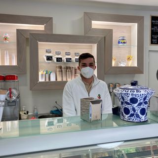 Riccardo Fedele al bancone della sua gelateria di Marnate