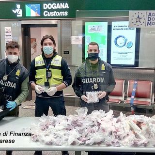 Malpensa, in valigia 50mila medicinali senza documentazione. Passeggera denunciata