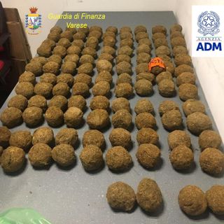 In valigia 113 &quot;polpette&quot; di eroina. Maxi sequestro di droga a Malpensa