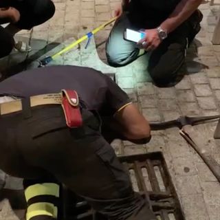 VIDEO. Il telefono cellulare finisce nel tombino... per recuperarlo servono i vigili del fuoco