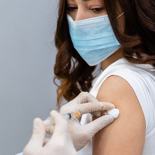 Vaccinazioni, conto alla rovescia: stasera scattano le prenotazioni per la fascia tra 12 e 29 anni