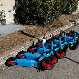 I monopattini blu a noleggio nel mirino dei vandali: quando la mobilità sostenibile si scontra con l'inciviltà dei soliti ignoti