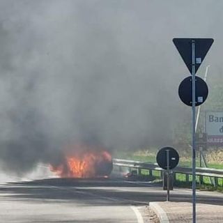 Le immagini dell'incendio (foto di Federico Polenghi)