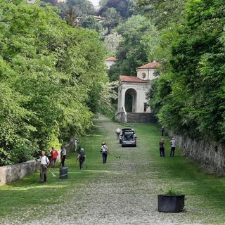 FOTO. Gli &quot;angeli&quot; del Sacro Monte in azione alle Cappelle. Anche i turisti si complimentano