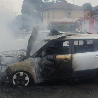Accende il motore e l'auto prende fuoco: vigili del fuoco in azione a Besano