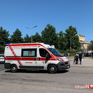 Varesino accoltellato in strada a Novara: è grave. Partita la caccia all'aggressore