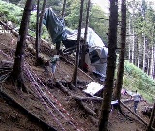 Uno dei giovani mentre si avvicina alla funivia