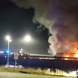 FOTO e VIDEO. Autobus divorato dalle fiamme sull'Autolaghi: soccorsi in azione e A8 chiusa in direzione Varese