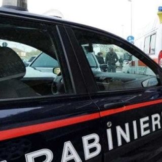 Lite a Castronno finisce a colpi di scopa: ventenne ferito a una gamba