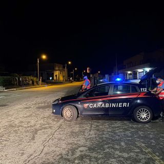 Era ai domiciliari e senza patente, ma i carabinieri lo fermano in moto sulla statale 394: per lui carcere e cinquemila euro di multa
