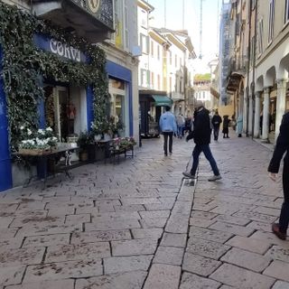 Mascherine obbligatorie in centro a Varese: «Ben venga, se serve. Ma perché visto che siamo in zona bianca?»