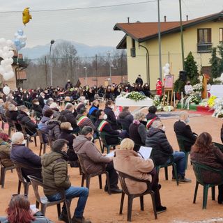 Una folla silenziosa, tanti palloncini e un messaggio commovente: «Oggi lassù brilla una stella in più, addio piccolo Daniele»