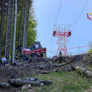 Precipita funivia sul Mottarone: 14 morti. Cinque vittime erano della nostra provincia: due giovani di Varese e una famiglia di Vedano con il loro bimbo