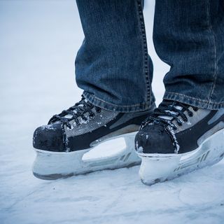 Una pista del ghiaccio a Cuasso Al Monte: dall'8 dicembre l'attesa del Natale diventa ancora più magica