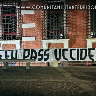 Blitz notturno della Do.Ra contro l'obbligo dei Green Pass: striscioni affissi davanti a Prefettura, Tribunale, Comune e sede della Cgil di Varese