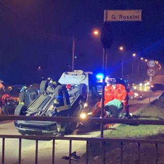 Nella foto principale: i soccorritori a Bisuschio. In basso altre immagini dell'incidente a Bisuschio e l'auto finita fuori strada in serata in via Turati a Luino