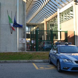 Omegna, stuzzicadenti nel citofono a notte fonda: individuati quattro ragazzi