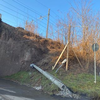 Tra via per Schianno e via Gasparotto palo di cemento colpito e abbattuto