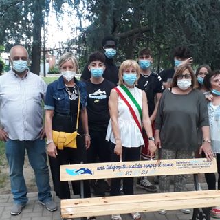 Inaugurate le nuove panchine "adottate" da Telefono Amico