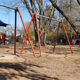 Scivoli e altalene si possono usare. Ma solo nei parchi vicino casa e senza assembramenti