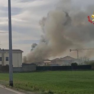 Lonate Ceppino, in fiamme due box auto: intervento in forze dei vigili del fuoco