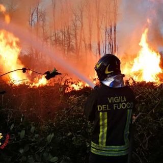 Angera, scarti vegetali in fiamme. Intervengono i vigili del fuoco