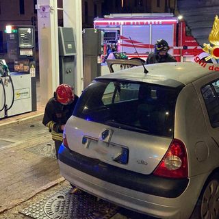 Varese, paura in viale Valganna. Auto finisce fuori strada e si schianta contro il distributore di benzina Varese, paura in viale Valganna. Auto finisce fuori strada e si schianta contro il distributore di benzina