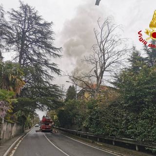 Edificio in fiamme lungo la statale 394 a Gavirate: in azione i vigili del fuoco