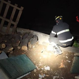 Malnate, crolla un muro di contenimento sulla ferrovia: circolazione bloccata su uno dei due binari