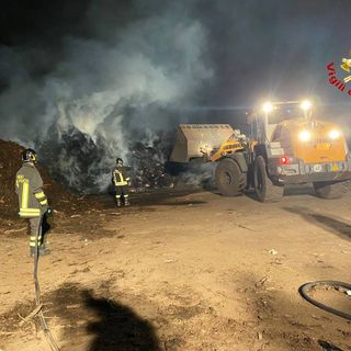 Incendio nella notte a Gallarate: fiamme in un impianto di compostaggio