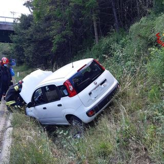 Ancora un incidente sulla 336 di Malpensa: auto fuori strada, donna soccorsa