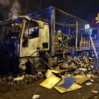 FOTO. Camion divorato dalle fiamme, paura sulla statale 336 FOTO. Camion divorato dalle fiamme, paura sulla statale 336