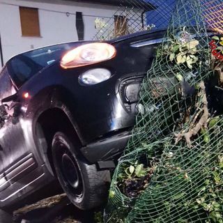 Brebbia, auto fuori strada finisce sopra la recinzione: ragazza soccorsa