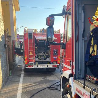 Busto, abitazione in fiamme in via Tofane: quarantenne salvato dai vigili del fuoco