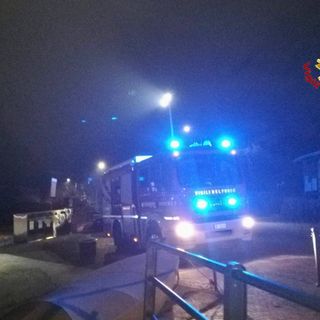 Si lancia nelle acque del lago all'Eremo di Santa Caterina del Sasso: salvato in extremis