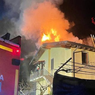 FOTO. Notte di fuoco a Ispra e Laveno: doppio incendio e un'abitazione inagibile