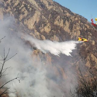 VIDEO. Continua a Indemini la lotta all'incendio: in azione due Canadair dall'Italia